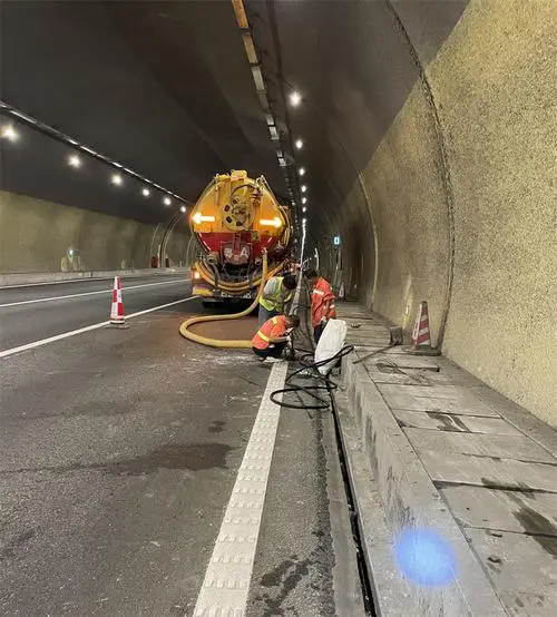 开远隧道排水渠清淤